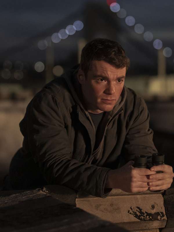 Peter Sutherland The Night Agent S02 Grey Jacket
