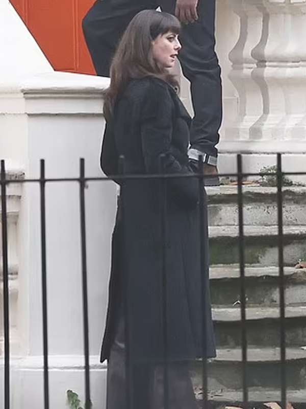 Susie Glass The Gentlemen S01 Black Coat